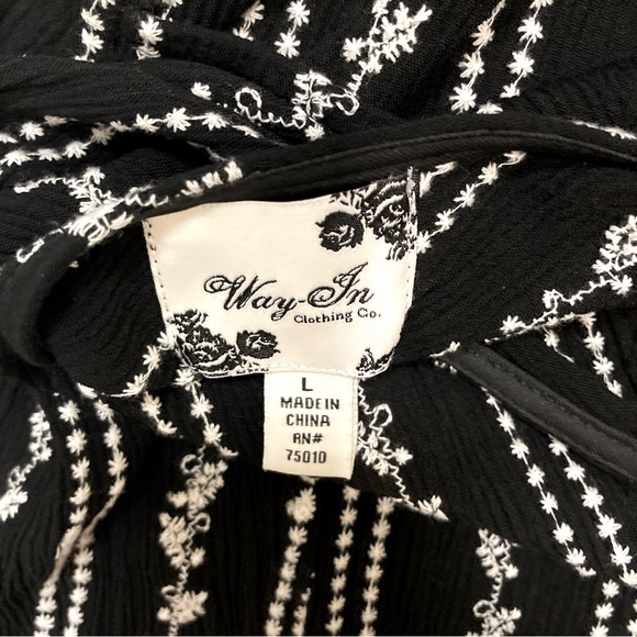 Way-In Sleeveless Black Shift Dress w/ White Floral Embroidery - Size L - Picture 7 of 10